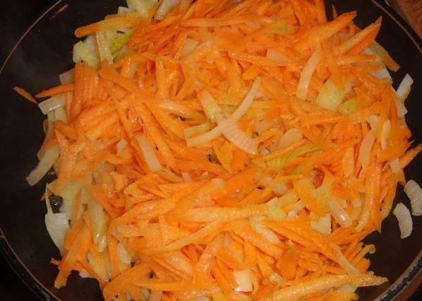 3. Пока варится горох, сделайте зажарку: обжариваем лук и морковь на растительном масле. Когда наш горох будет готов, добавляем овощи в суп. Солим и перчим.