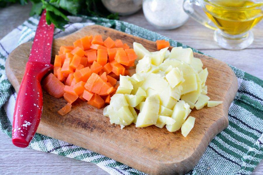 Отварите до мягкости картофель и морковку, очистите и нарежьте кубиками для салата.