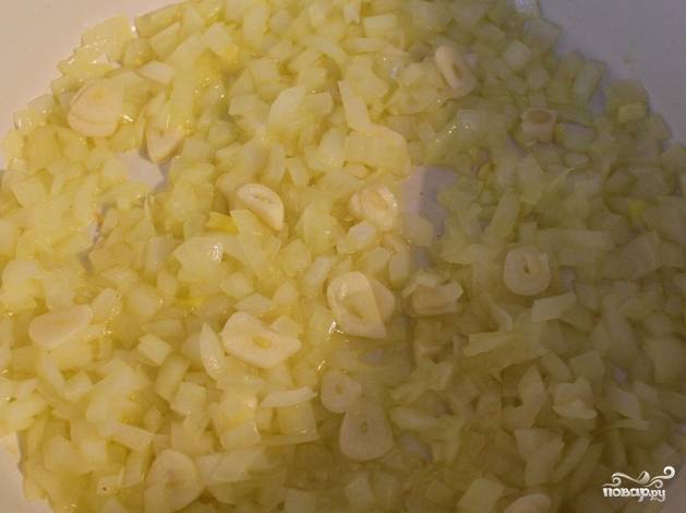 В глубокой сковороде на оливковом масле обжариваем измельченный лук и чеснок до золотистости.