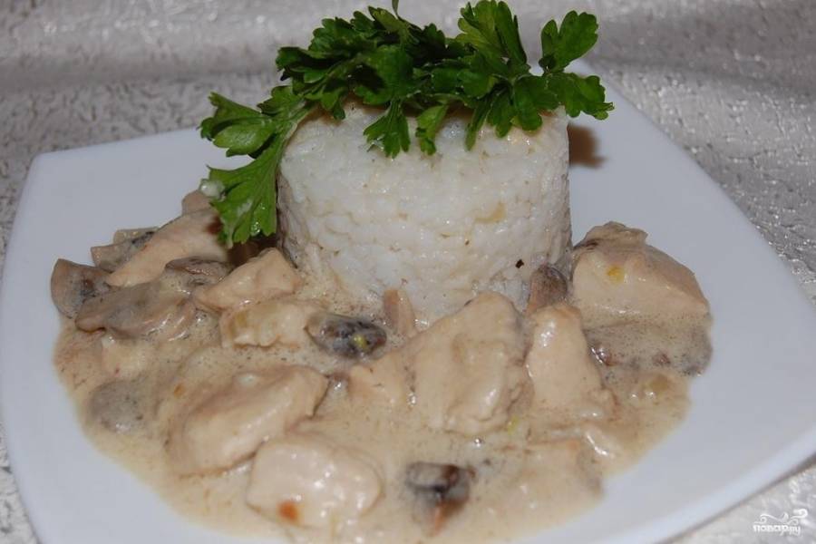 Курица в сметанном соусе с зеленью и грибами - рецепт с фото от Магги