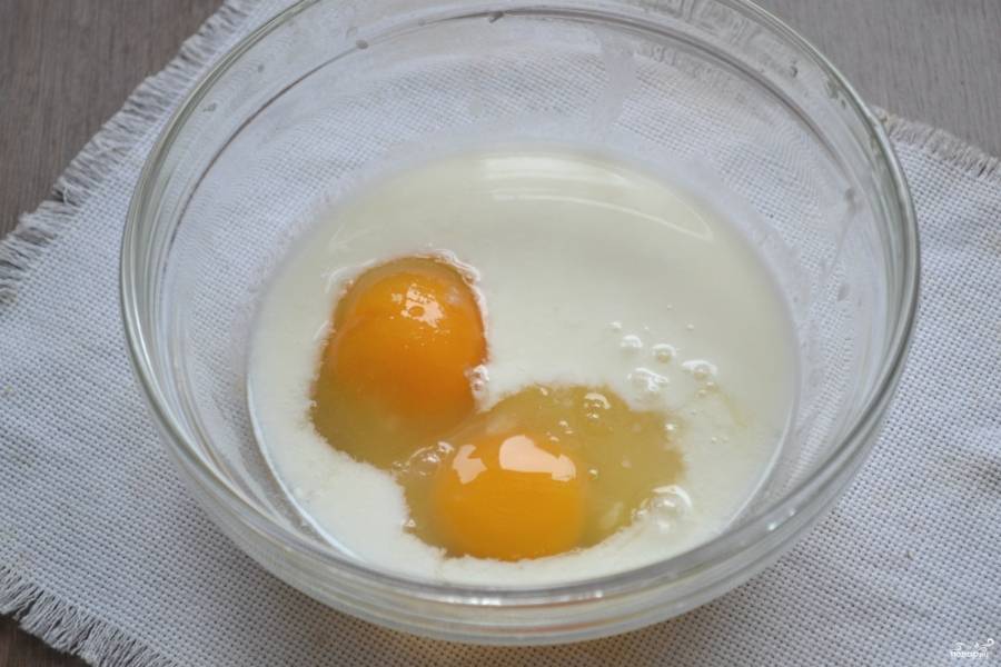Пока готовится тыква, взбейте яйца с кефиром и содой с помощью вилки.