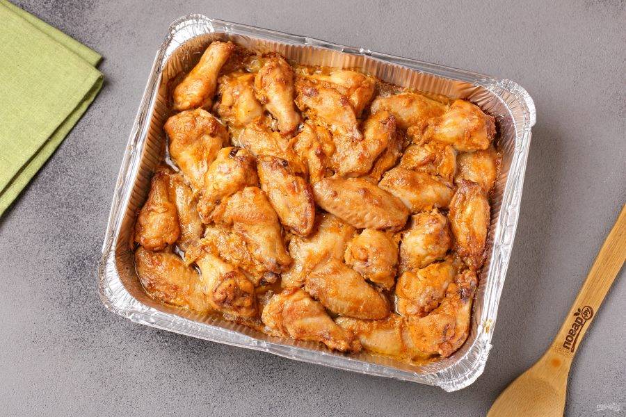 Запекайте в духовке при температуре 180 градусов около 1 часа. Курица должна подрумяниться.