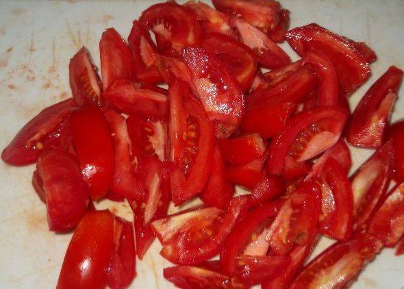 Нарежьте дольками остальные помидоры.
