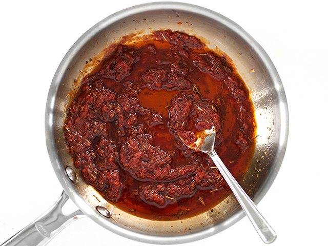 3.	Продолжайте готовить на слабом огне периодически помешивая, пока томатная паста не потемнеет, это займет около 5 минут.