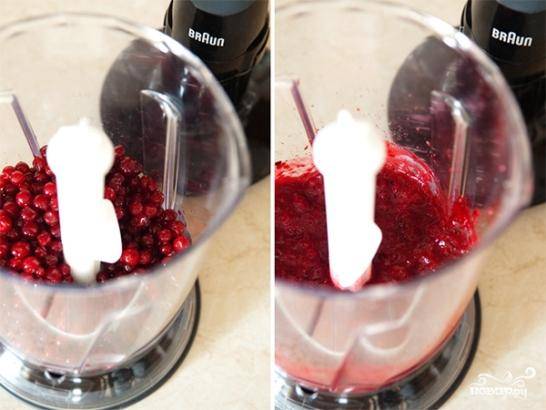 Обдаем кипятком бруснику, даем обсохнуть. Обсохшую ягоду кладем в чашу для блендера и измельчаем (на фото - беспроводной блендер, потому не пугайтесь :)). 