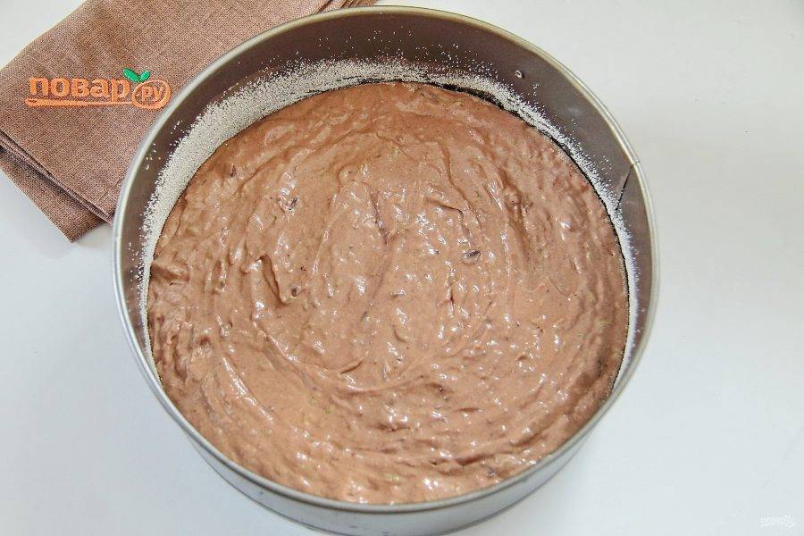 9. Переложите тесто в смазанную маслом форму для выпечки. Дно и бока присыпьте манкой или мукой.

