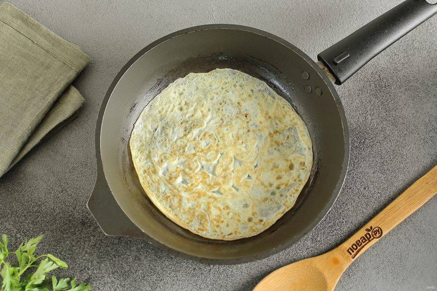 Смажьте сковороду маслом. Налейте порцию взбитых яиц, распределите по всей сковороде в форме блинчика и обжарьте с двух сторон до готовности. Долго обжаривать не нужно, как только яичная масса схватится, переворачивайте. Таким образом приготовьте все яичные блинчики.
