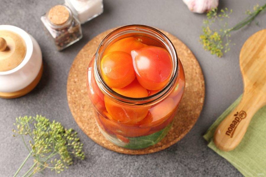 Залейте помидоры кипятком, накройте крышками и дайте постоять 5-10 минут.