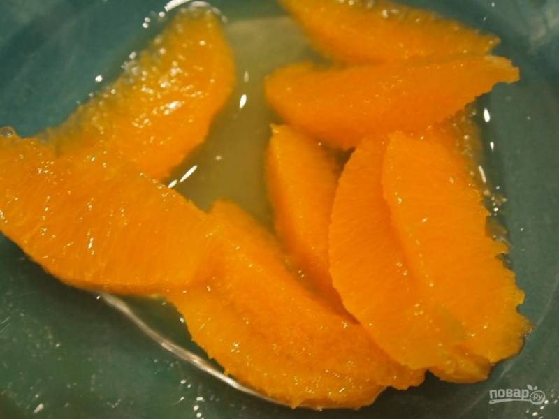 2.	Получившееся апельсиновое «филе» нарезаю небольшими дольками и перекладываю в миску.