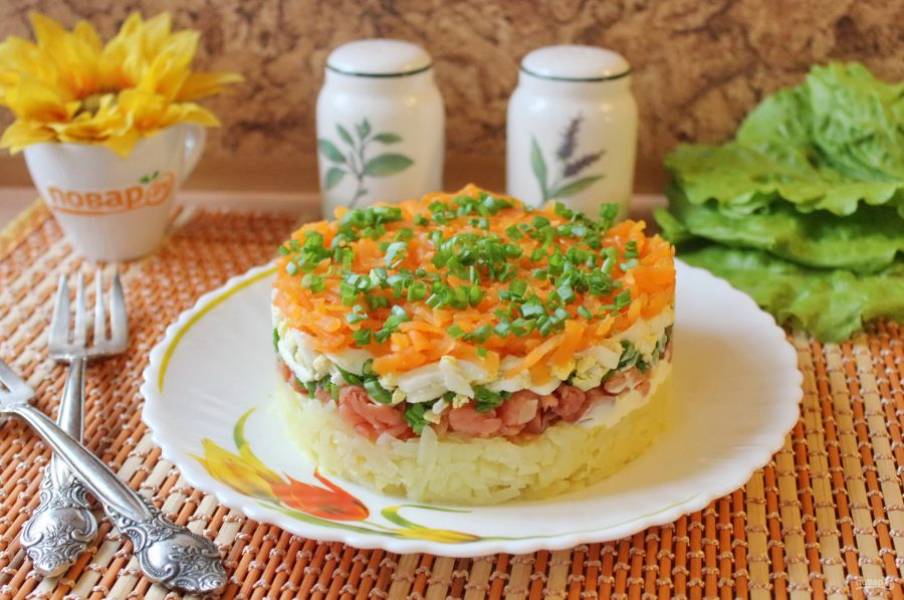 Слоёный салат с копченой горбушей – кулинарный рецепт