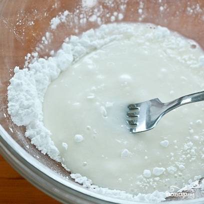 8. Приготовьте глазурь. Для этого смешайте сахарную пудру с молоком.