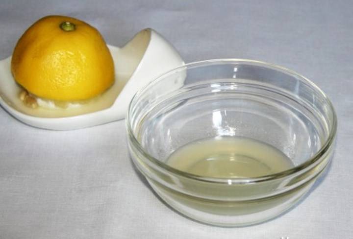 Лимонный сок должен быть свежим. Выдавите его из половины лимона. Если хотите – сок можно заменить на бальзамический уксус.