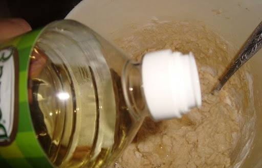 Вливаем растительное масло и кладем ложку соды (гашеной уксусом). Взбиваем массу венчиком до однородности. Если тесто густоватое - разбавьте кипятком.