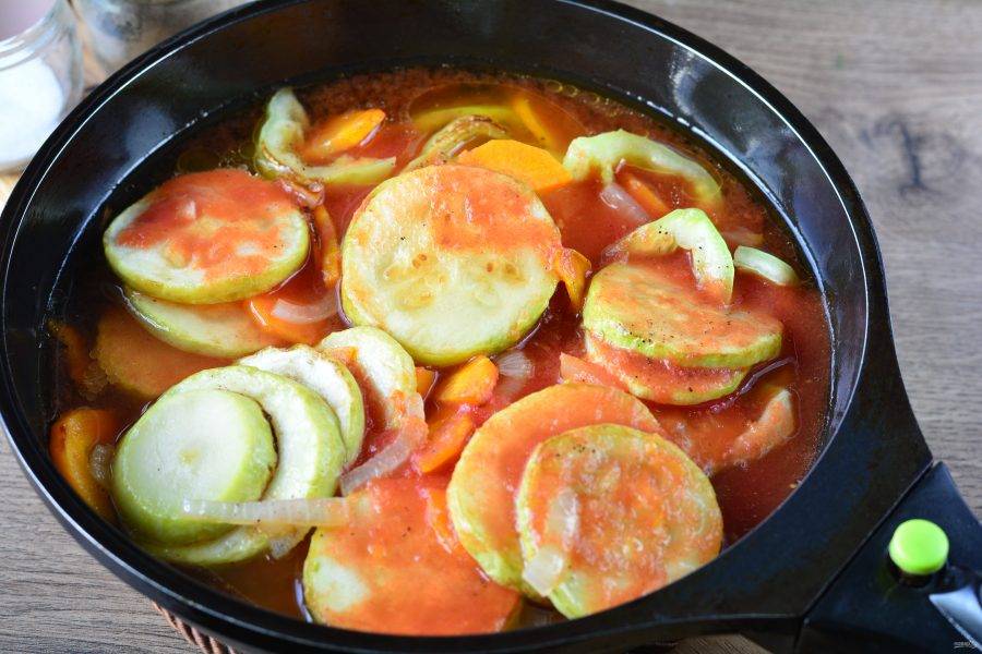 Влейте томатный сок, всыпьте немного сахара, если сок кисловат, тушите овощи на медленном огне 10-12 минут. Томатный сок можете заменить томатной пастой (1-1,5 ст.л.) разведенной стаканом воды.