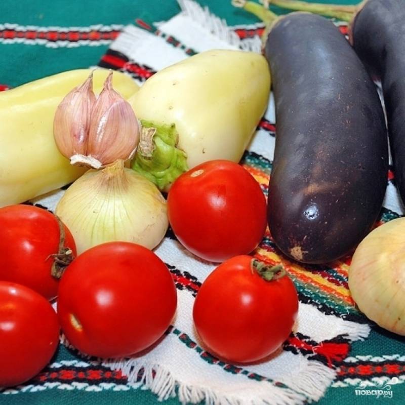 Тушеный болгарский перец с баклажанами