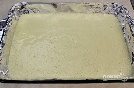 Духовку разогрейте до 180 градусов, вылейте тесто в смазанную форму.
