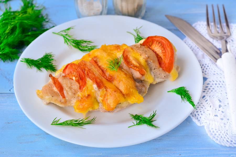 Куриные грудки с помидорами, сыром и сметаной в духовке
