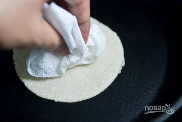 8.	Прижмите тортилью с помощью салфетки к разогретой поверхности сковороды и обжарьте в течение 1 минуты.