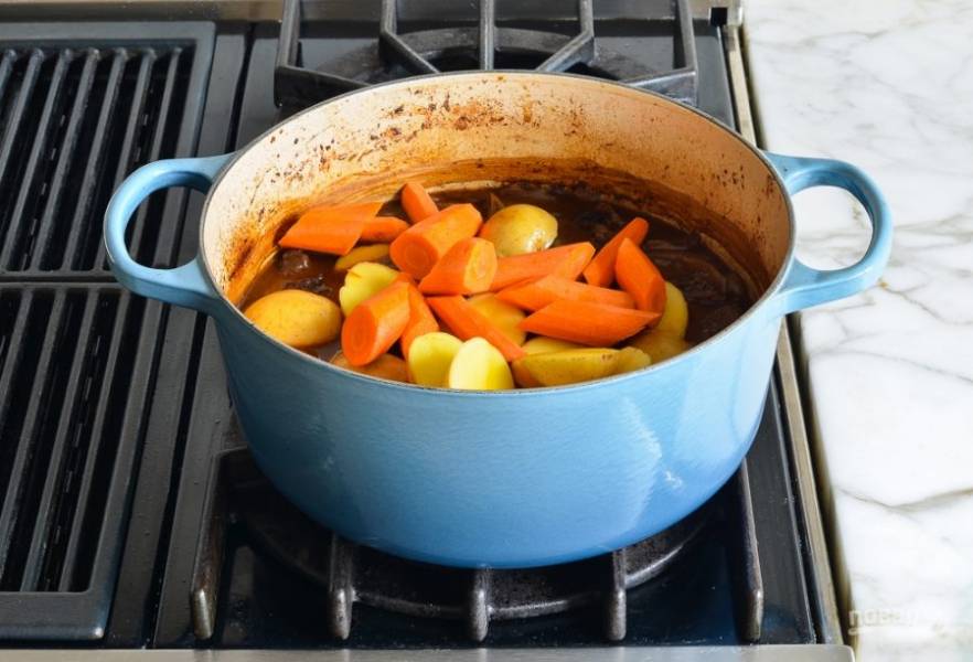 10. Примерно за 40 минут до готовности выложите картофель и морковь. 