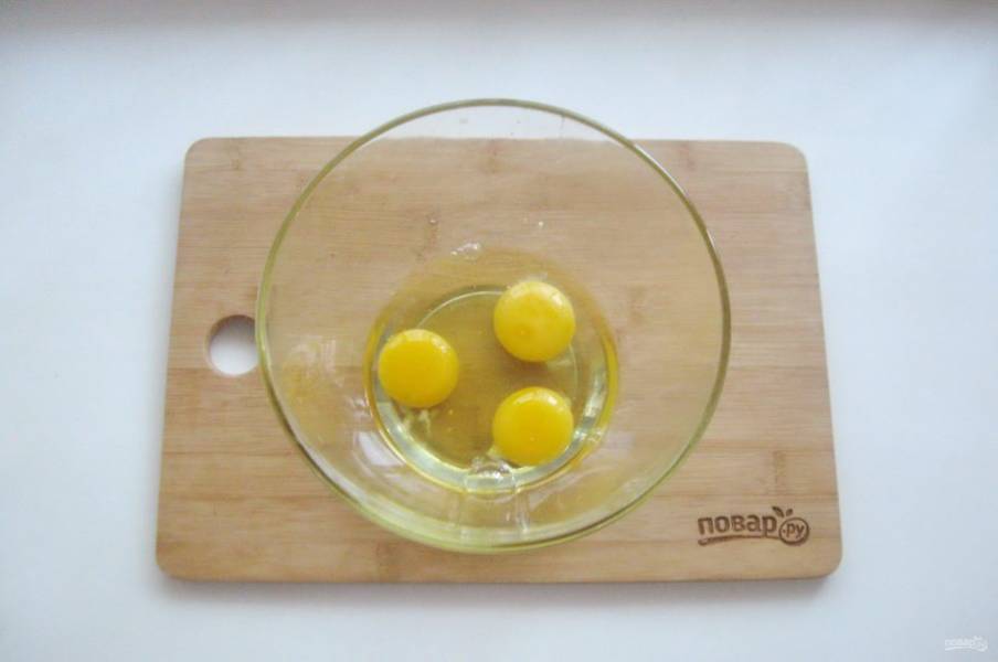 В глубокую миску разбейте яйца.