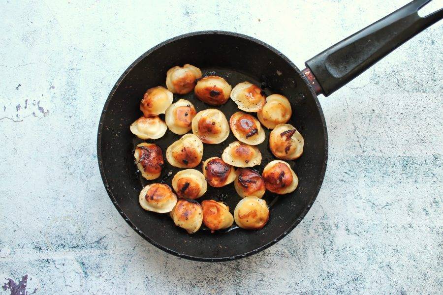 Тушеные пельмени 🥟 с морковью 🥕 и луком 🧅