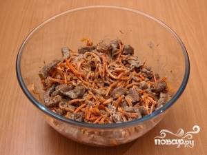 Смешайте обжаренную печень с корейской морковкой, заправьте все майонезом, после чего тщательно перемешайте. Приятного аппетита!