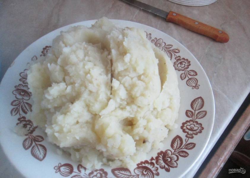 1.	Чищу и мою картошку, затем нарезаю ее кусочками и отвариваю, измельчаю картошку в пюре, добавляю соль и перец, сливочное масло.