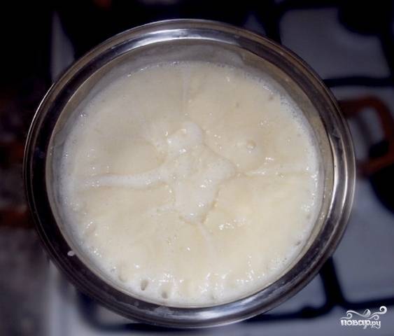 Массу из третьего шага осторожно влейте к кипящему молоку. Мешайте смесь на медленном огне пару минут, чтобы получился заварной крем.