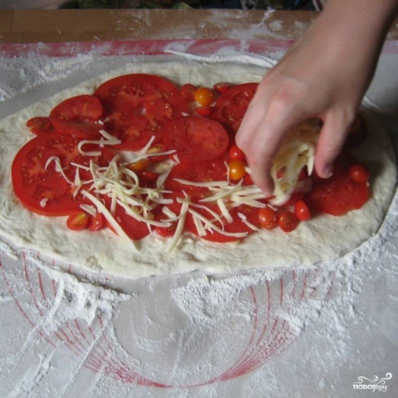 Выкладываем тонко нарезанные помидоры, посыпаем сыром.