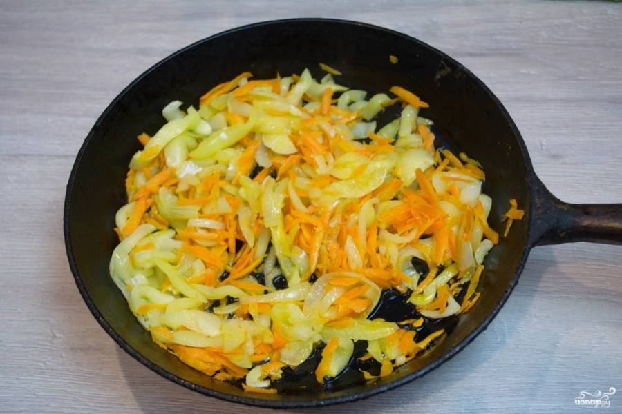 На растительном масле обжарьте лук, морковь и нарезанный перец.