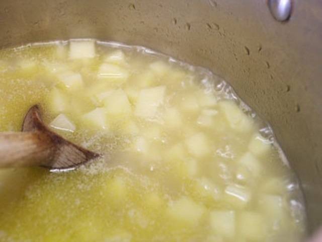 Как раз подоспело мясо – удалите его из бульона и оставьте остывать. Воду с картофеля слейте и отправьте его в кастрюлю, туда же добавьте пару листиков лавра и варите 10 минут. 