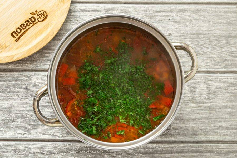 В конце добавьте мелко порубленную зелень. Снимите кастрюлю с плиты и дайте супу настояться еще 10-15 минут.