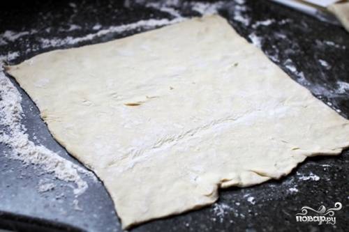 Заранее разморозьте тесто. Раскатайте его, присыпав мукой, в 25-30 сантиметров. Разрежьте на полоски.