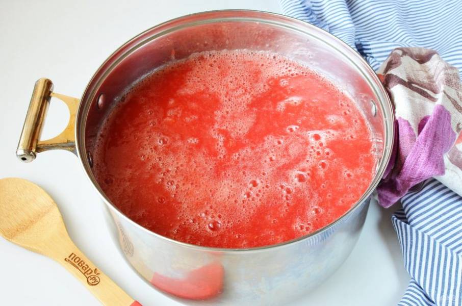 Перелейте томатный сок в кастрюлю (берите чуть большего размера кастрюлю, чем количество сока, чтобы пена не сбегала). Доведите сок до кипения.