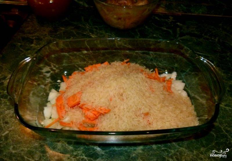В форму для запекания выкладываем нарезанные овощи и рис. 