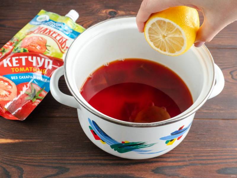 Следом сок лимона и посолите по вкусу. Варите бульон ещё 1-2 минуты. Накройте крышкой и оставьте настаиваться, пока приготовим гренки.