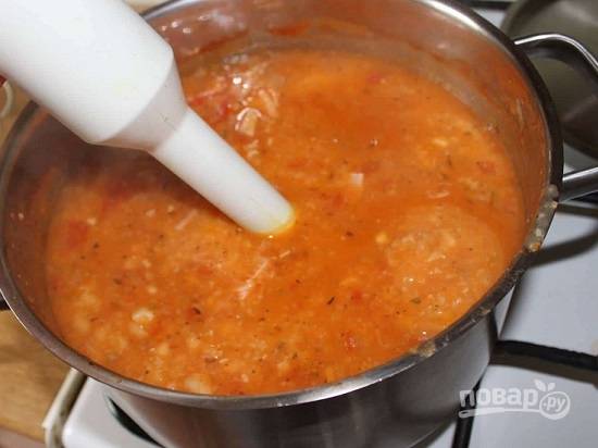 А теперь с помощью блендера превращаем обычный суп в суп-пюре, хотя тут сразу скажу, что можно измельчать суп не полностью, пусть в пюреобразном бульоне будут и целые фасолины.