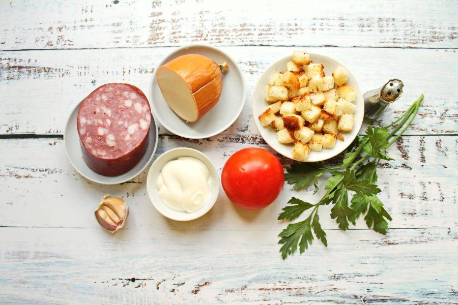 Подготовьте все необходимые ингредиенты для приготовления салата с копченым сыром и сухариками.
