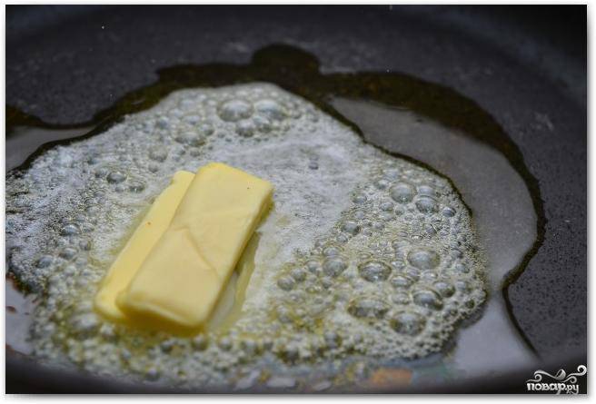 В сковороде растапливаем сливочное и оливковое масло.