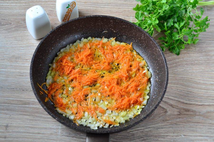 Сало переложите на тарелку, а в жире, который вытопился из сала, обжарьте лук и морковь до мягкости. 
