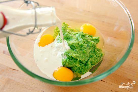 Перекладываем измельченную зеленую массу в другую емкость, добавляем туда яйца, сливки и очень тщательно перемешиваем. По вкусу солим и добавляем сок половины лимона.