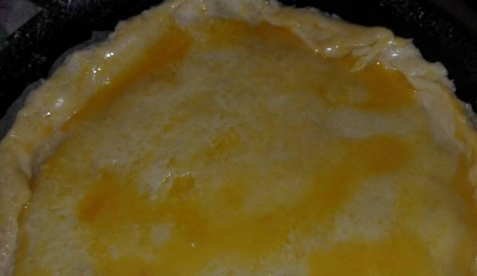 Вторую часть теста раскатайте в лепешку и выложите сверху, закрепив тесто. Смазываем верхушку еще одним яйцом. Выпекайте пирог в духовке 40 минут, температура 180 градусов.