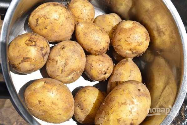 4. Когда картофель станет мягким, охладите его (под холодной водой) и обсушите. 