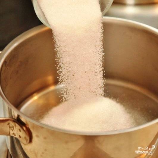 В маленькую кастрюльку кладем сахар, заливаем водой. Ставим на маленький огонь и варим до растворения сахара.