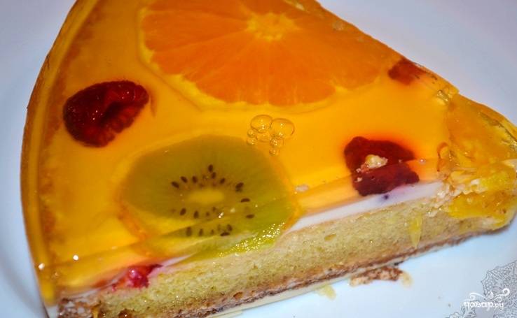 Бисквитный торт с желе и фруктами