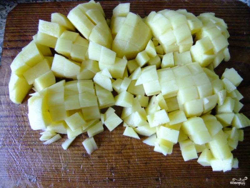 Тем временем картошку порежьте кубиками.
Достаньте курицу из бульона после второй варки, отправьте в бульон картошку. 