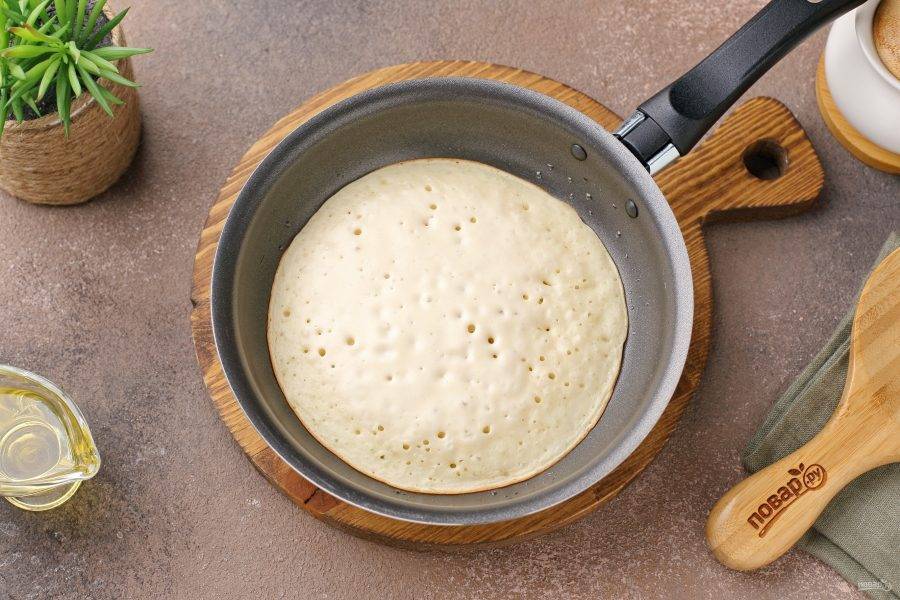 Разогрейте сковороду и смажьте её маслом. Налейте половником тесто, равномерно распределяя его по всей сковороде (у меня сковорода диаметром 17 см.).