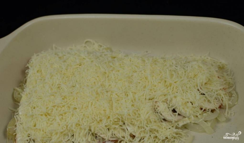 Слой грибов закрываем слоем тертого сыра, затем отправляем выпекаться блюдо в духовку при 180 градусах на 40 минут.