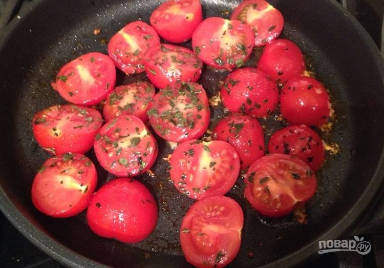 1.	В сковороду налейте оливковое масло и отправьте ее на огонь. Нарежьте мелко чеснок и выложите в масло, добавьте базилик и готовьте пару минут. Томаты нарежьте пополам, а если большие, тогда на 4 части. Выложите помидоры в сковороду, готовьте все около 10 минут.