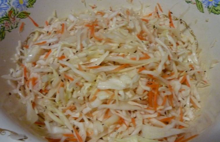 Смешиваем капусту с морковью и солью.